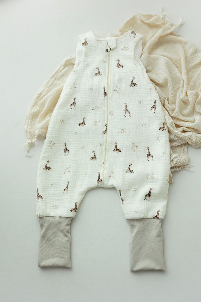 Śpiworek z organicznego muślinu z nogawkami 1 - 3 lata 1.0 TOG - giraffes OUTLET