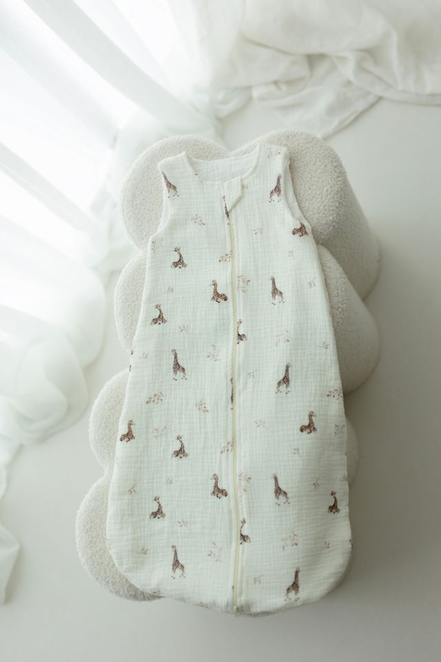 Śpiworek z organicznego muślinu 5 - 18 mies. 1.0 TOG - giraffes OUTLET