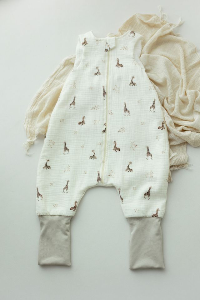 Śpiworek z organicznego muślinu z nogawkami 1 - 3 lata 1.0 TOG - giraffes OUTLET