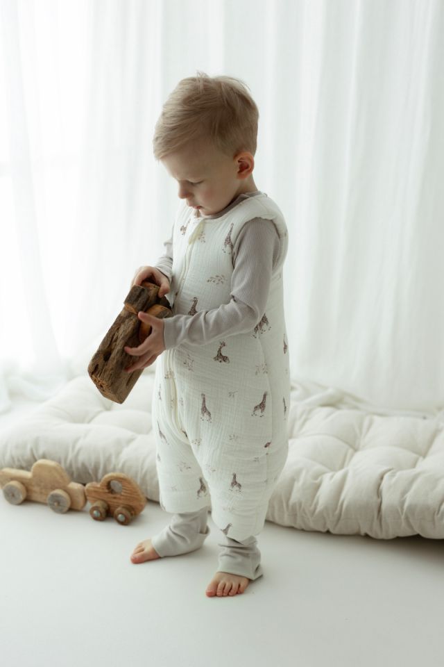 Śpiworek z organicznego muślinu z nogawkami 1 - 3 lata 2.5 TOG - giraffes OUTLET
